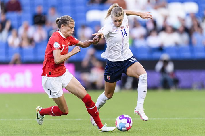 Carina Wenninger og stöllur í Austurríki eru á leið í 8-liða úrslit á meðan Ada Hegerberg er á heimleið ásamt norska landsliðinu.