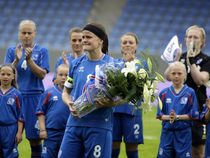 Katrín Jónsdóttir tekur við blómvendi fyrir síðasta landsleik sinn sem var sá hundraðasti í röðinni.