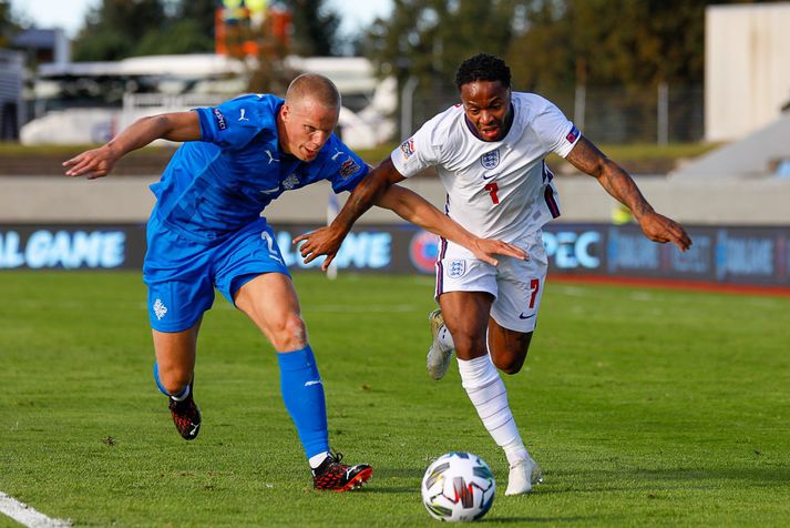 Hjörtur Hermannsson í baráttu við Raheem Sterling á Laugardalsvelli.