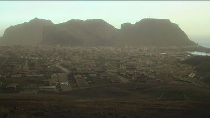 Dimmt öskumistur var yfir Vestmannaeyjum í morgun. Mynd/ Gísli.