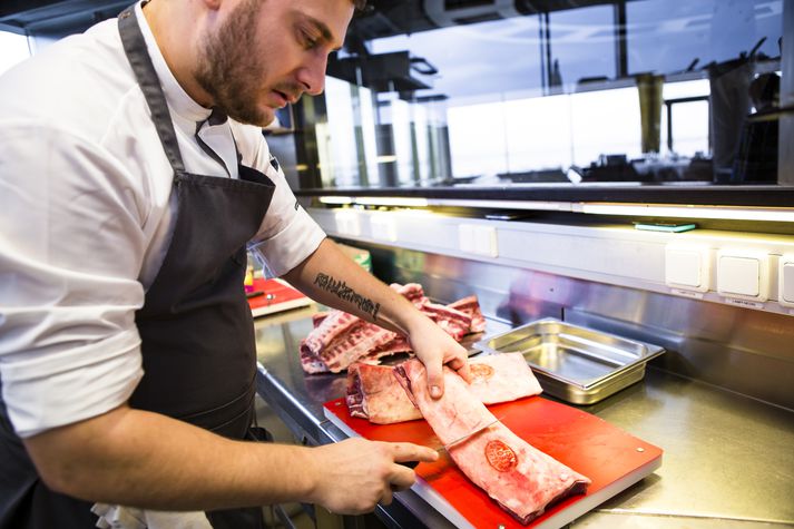 Denis Grbic, kokkur ársins 2016, meðhöndlar lambahrygg á Grillinu.