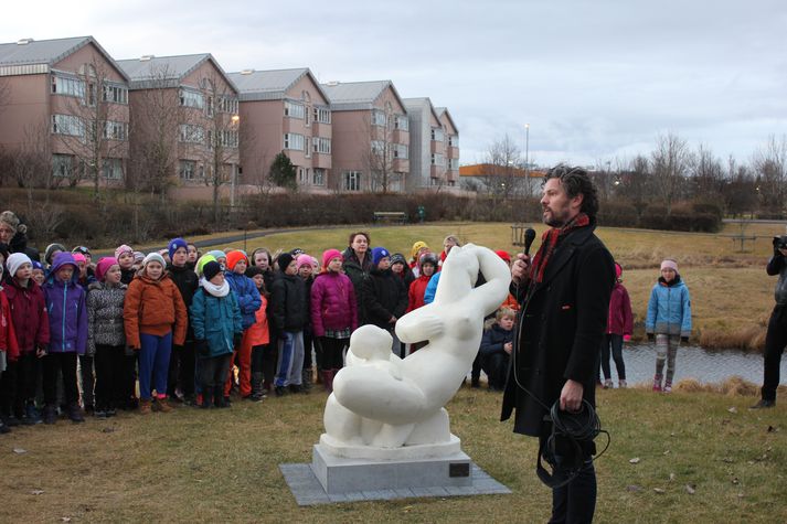 Myndin sem fylgir með fréttinni er af verkinu Móðir mín í kví, kví eftir Ásmund Sveinsson.