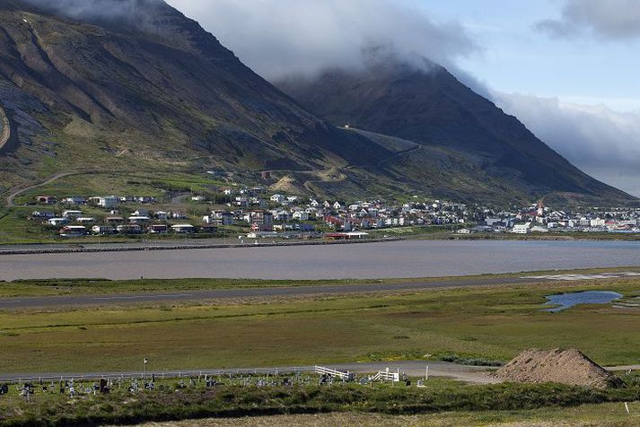 Á Siglufirði Eyrarflöt er syðst í bænum á Siglufirði. Skolplagnir liggja þar út í krók við landfyllingu neðan við hverfið. 
Fréttablaðið/Stefán