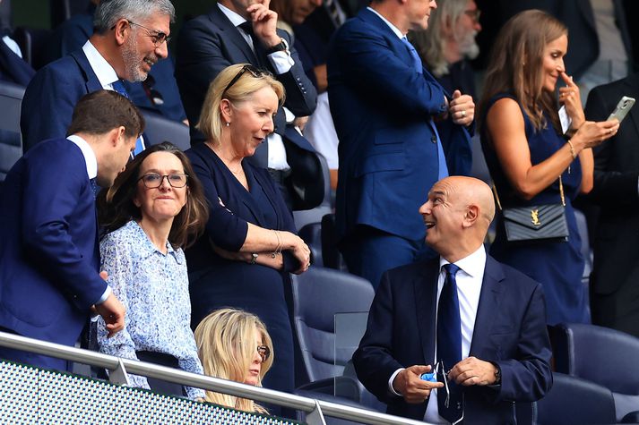 Daniel Levy sést hér á spjalli við framkvæmdastjóra Tottenham Donna Martin.