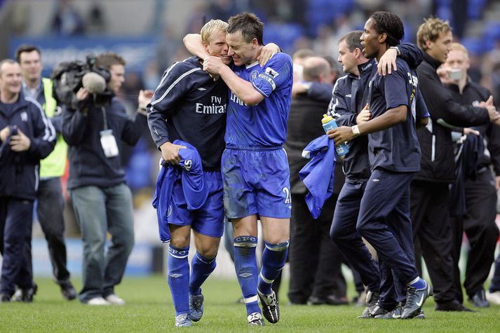 Eiður Smár Guðjohnsen fagnar með John Terry í leikslok.