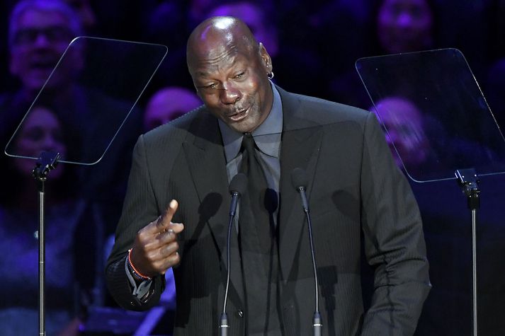 Michael Jordan flytur ræðu á minningastundinni um Kobe og Giönnu Bryant í Staples Center í Los Angeles.