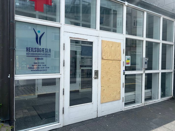 Á dögunum var brotin rúða á heilsugæslunni í miðbæ. Nýlegt dómsmál hefur einnig vakið ugg meðal starfsfólks heilsugæslunnar.