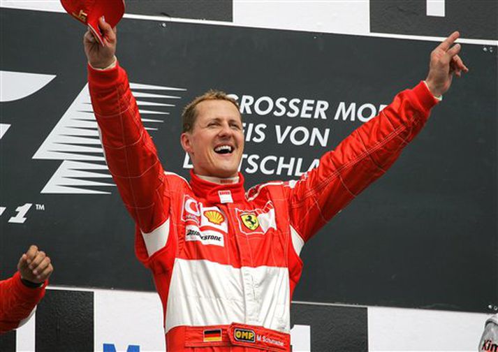 Michael Schumacher fagnar sigri sínum.