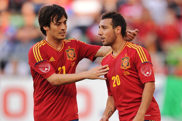 Spænsku fótboltamennirnir Santi Cazorla og David Silva eru meðal þeirra sem hafa keypt þennan smyglvarning.