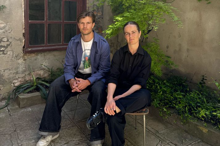 Arnar og Arnhildur í litla garðinum í skálanum þar sem fólk getur hvílt sig á meðan það skoðar sýninguna. 