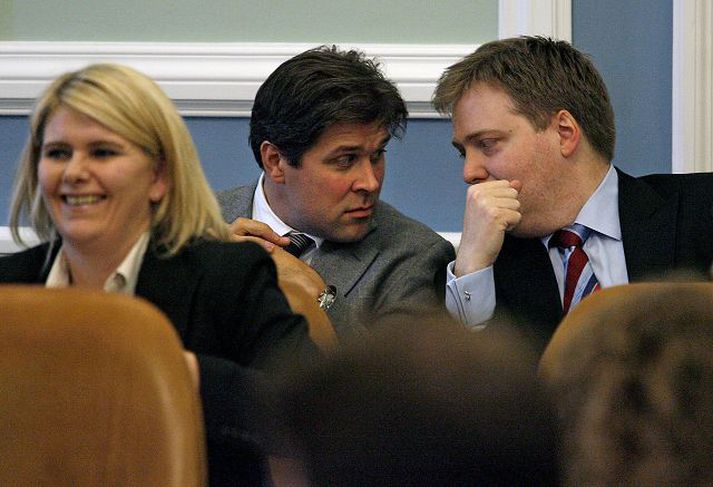 Málin rædd Bjarni Benediktsson og Sigmundur Davíð Gunnlaugsson stungu saman nefjum undir umræðum um AGS á þingi í gær. Ragnheiður Elín Árnadóttir hló.
 fréttablaðið/pjetur