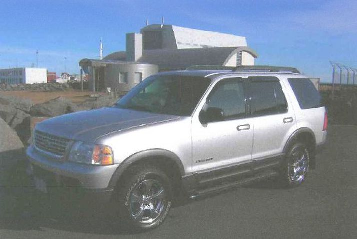 Bíllinn er af gerðinni Ford Explorer.
