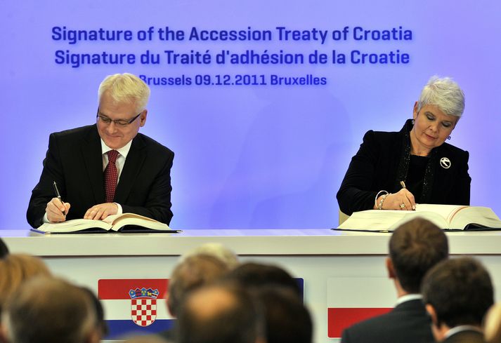 Ivo Josipovic forseti Króatíu og Jadranka Kosor skrifa undir aðildarsamning ESB árið 2011.