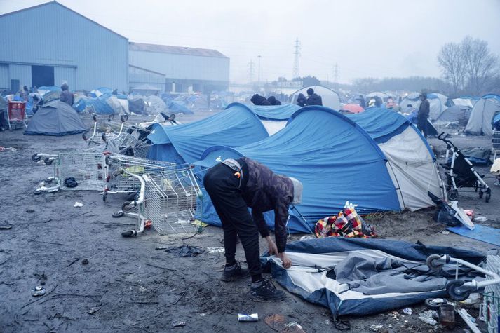 Yfirvöld í Frakklandi hafa áhyggjur af ástandinu í búðum í Dunkirk, þar sem fjöldi fólks bíður tækifæris til að komast til Bretlands. Fjöldi ungra barna býr í búðunum en veðrið er að versna og aðstaðan langt í frá til fyrirmyndar.