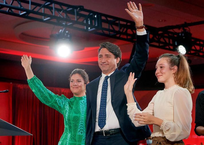 Trudeau fagnar úrslitunum ásamt fjölskyldu sinni.