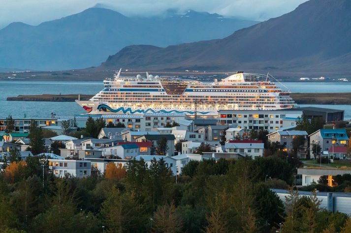 Ísland er í vaxandi mæli orðið miðstöð siglinga farþegaskipa þvert yfir Atlantshafið sem þýðir mikla fjölgun skiptifarþega í Reykjavík.