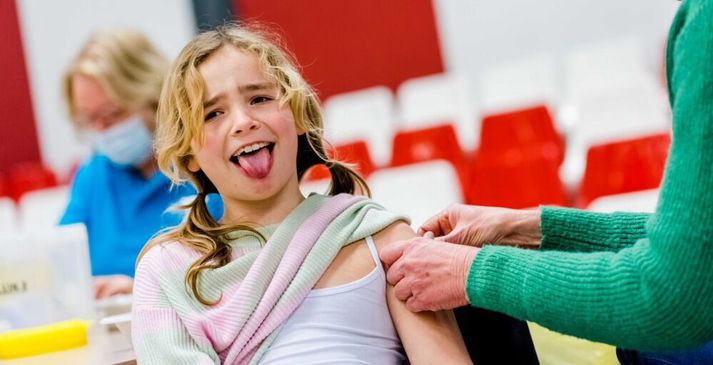 Hollensk stúlka fær sprautu með bóluefni gegn HPV-veiru. Byrjað var að bjóða stúlkum bóluefnið árið 2008 og síðan þá hefur dauðföllum ungra kvenna af völdum leghálskrabbameins hríðfækkað í Bretlandi.