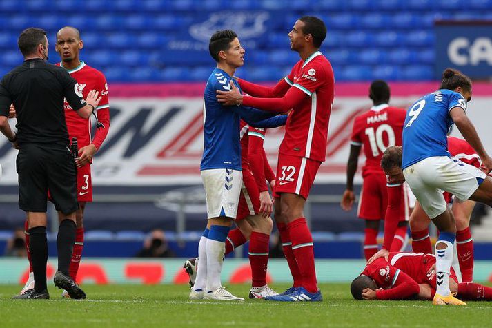 Joel Matip ræðir við James Rodriguez hjá Everton á laugardaginn var en á sama tíma er Fabinho að tala við dómara leiks Liverpool og Everton.