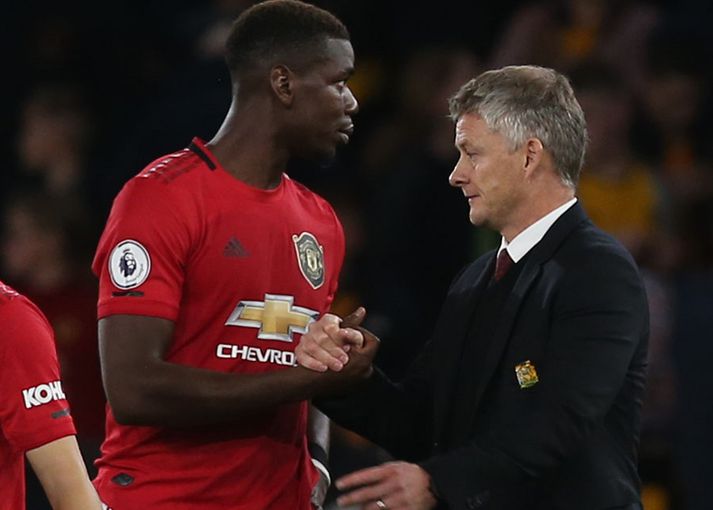 Pogba og Solskjær takast í hendur eftir leikinn á Molineux í kvöld.