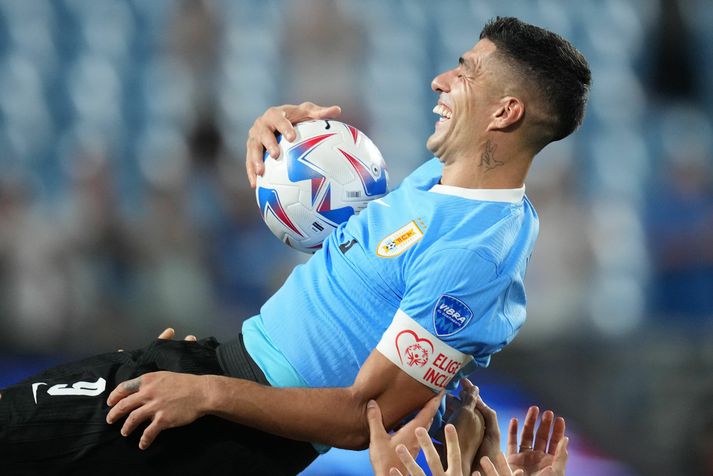 Luis Suarez var tolleraður af liðsfélögum sínum í leikslok.