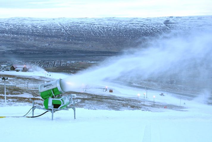 Nýframleiddum snjó dreift á skíðasvæðinu í Hlíðarfjalli.