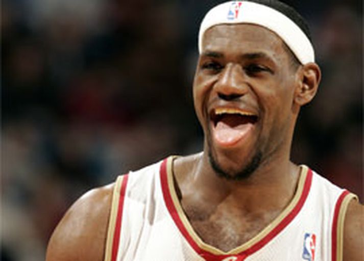 LeBron James ætti ef til vill að halda sig við körfuboltann