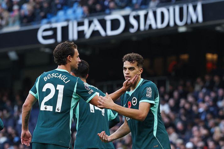 Yasin Ayari fagnar eftir markið dýrmæta gegn Manchester City.