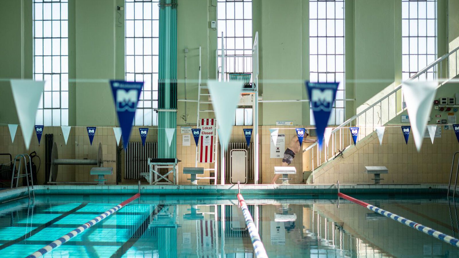 Sund­höllinni lokað á meðan píparar ráða ráðum sínum