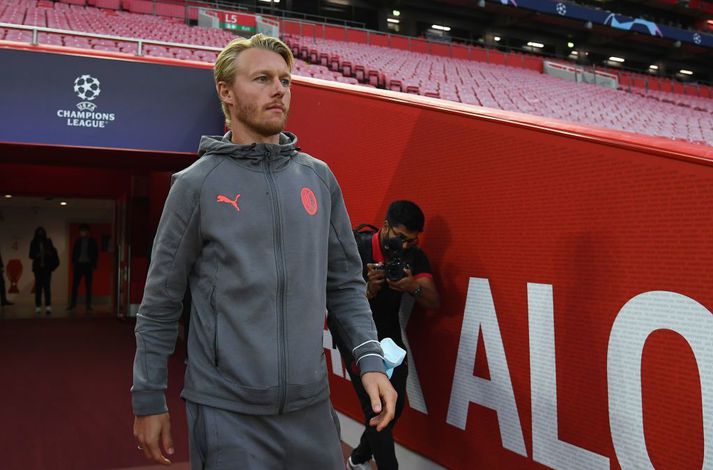 Simon Kjær á leið inn á völlinn á Anfield í gær, í undirbúningi fyrir leikinn í kvöld.