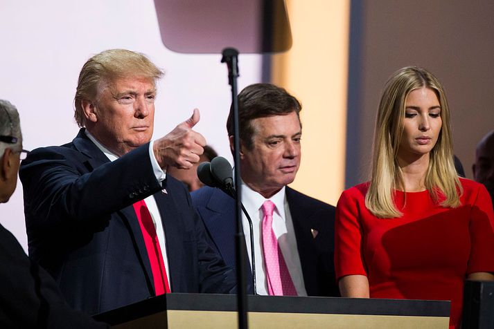 Paul Manafort á milli Donald og Ivönku Trump.