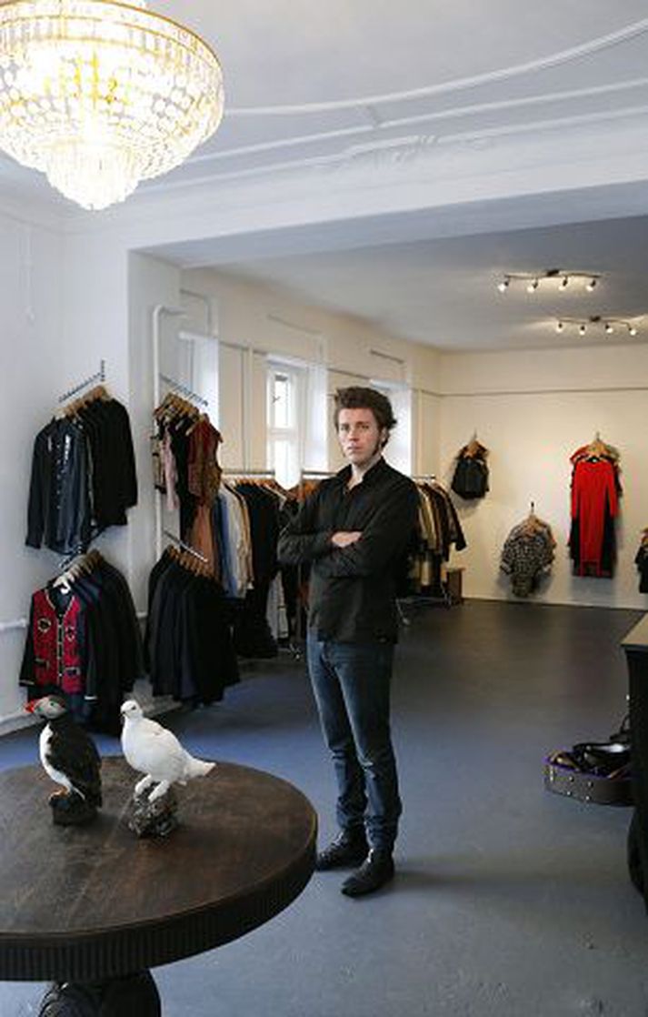 Baldvin Dungal rekur verslunina Glad I Never í miðborg Berlínar. Fjallað var um verslunina á þýsku netsjónvarpsstöðinni Berlinfashion.tv.