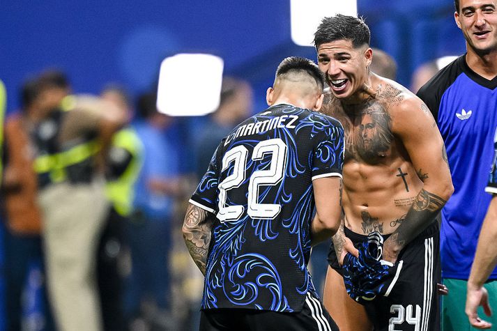 Enzo Fernández tíndi af sér spjarirnar og sýndi tattúin sín eftir sigurinn í gærkvöld. Hér fagnar hann með hinum markaskoraranum, Lautaro Martínez.