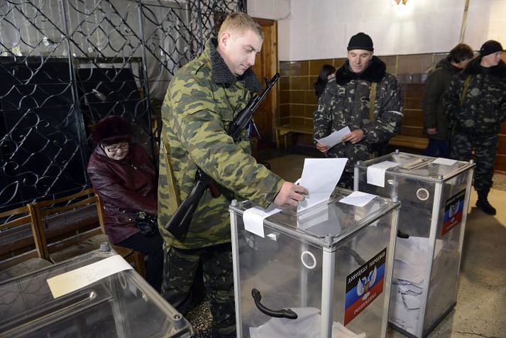 Uppreisnarmenn greiða atkvæði, gráir fyrir járnum.