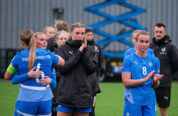 Karólína Lea Vilhjálmsdóttir þakkar áhorfendum fyrir stuðninginn eftir leikinn á Þróttaravelli í gær.