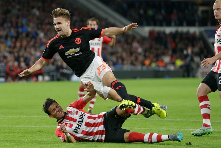 Luke Shaw fótbrotnaði í þessari tæklingu.