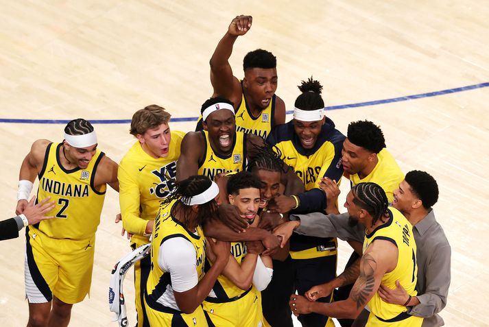 Leikmenn Indiana Pacers fagna eftir að Tyrese Haliburton skoraði síðustu körfu venjulegs leiktíma gegn New York Knicks. Hann hélt að hann hefði tryggt liðinu sigurinn en reyndist svo hafa skorað tveggja stiga körfu en ekki þriggja.