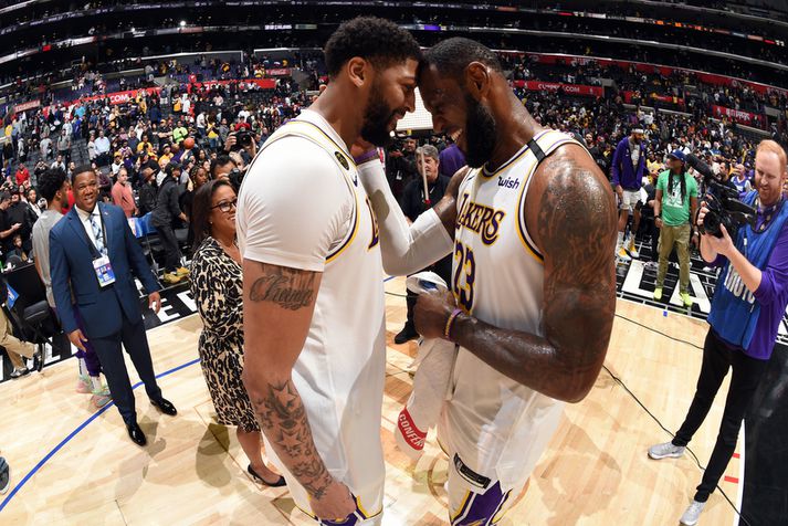 LeBron James og Anthony Davis voru kátir eftir sigurinn á Clippers í nótt.