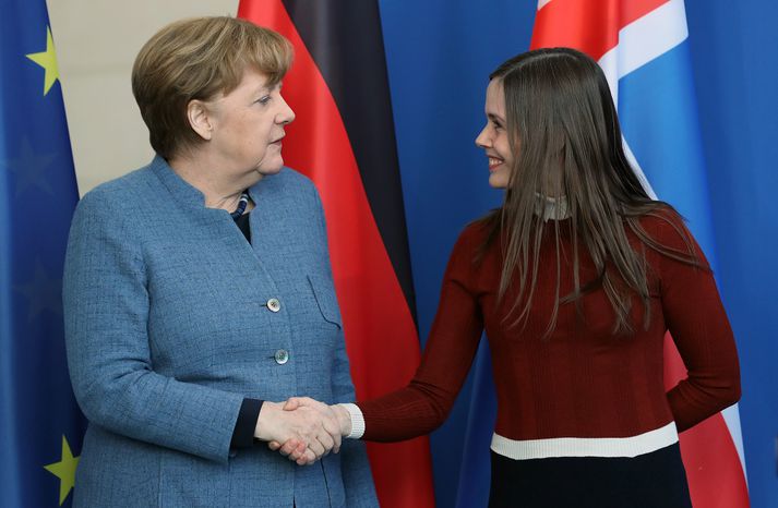 Katrín og Merkel héldu stuttan blaðamannafund áður en þær héldu til fundar.