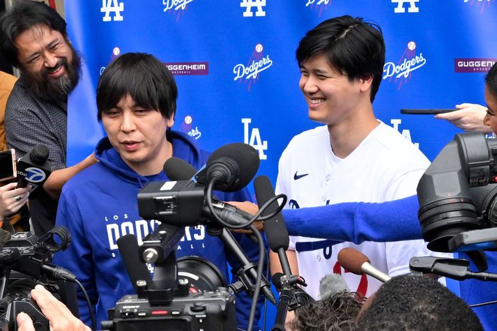 Shohei Ohtani, til hægri, sést hér við hlið Ippei Mizuhara sem var túlkur hans í mörg ár.