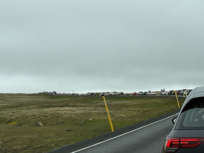 Löng röð bíla myndist á heiðinni.