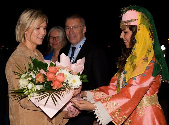 Kristrún Frostadóttir tekur við blómvendi við komuna til Tyrklands í gær, 6. júlí 2026. Hún situr leiðtogafund NATO í Ankara.