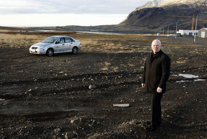 Egill Jóhannsson Forstjóri Brimborgar á lóðinni í Lækjamel 1 sem fyrirtækið vildi skila borginni eftir hrunið og fá hana endurgreidda en fær ekki.Fréttablaðið/Anton