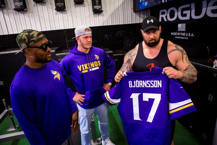 Hafþór ásamt Danielle Hunter og Kyle Rudolph, leikmönnum Minnesota Vikings. Þeir komu færandi hendi með treyju fyrir Fjallið og svo var rifið í lóðin.