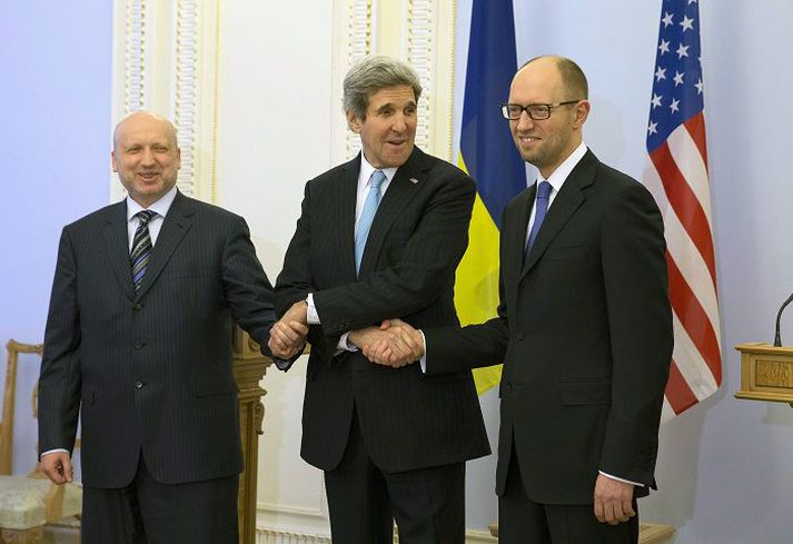 John Kerry ásamt bráðabirgðaforsetanum Olexander Túrtsjínov og forsætisráðherranum Arsení Jatsenjúk í Kænugarði í gær.