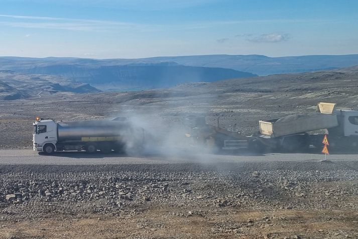 Klæðningarflokkur Borgarverks í veðurblíðu á Dynjandisheiði í dag. Í baksýn sér niður í Arnarfjörð.