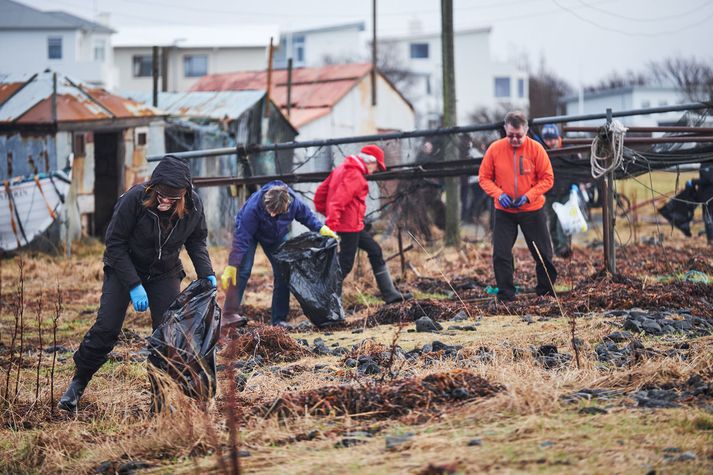 Ríflega hundrað manns lögðu hönd á plóg og tíndu upp rusl og drasl til að gera umhverfið snyrtilegra.