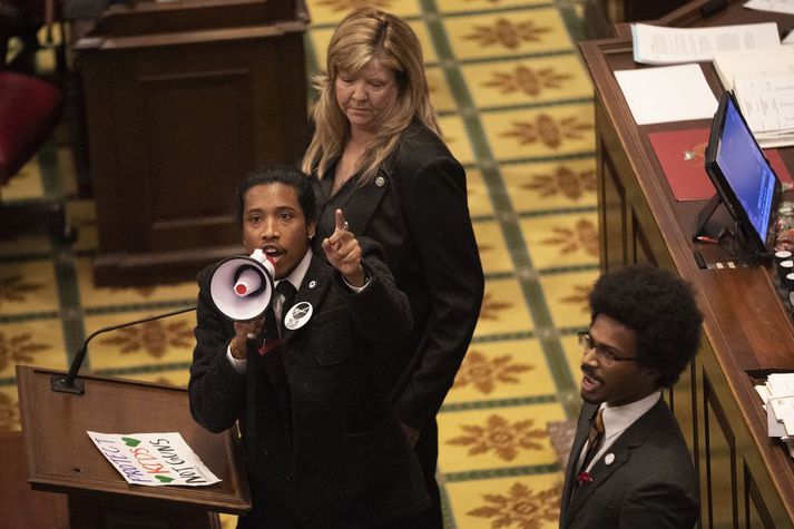 Justin Jones, þingmaður demókrata, með gjallarhorn í sal fulltrúadeildar ríkisþings Tennessee á fimmtudag. Repúblikanar vilja reka hann og tvo félaga hans af þingi.