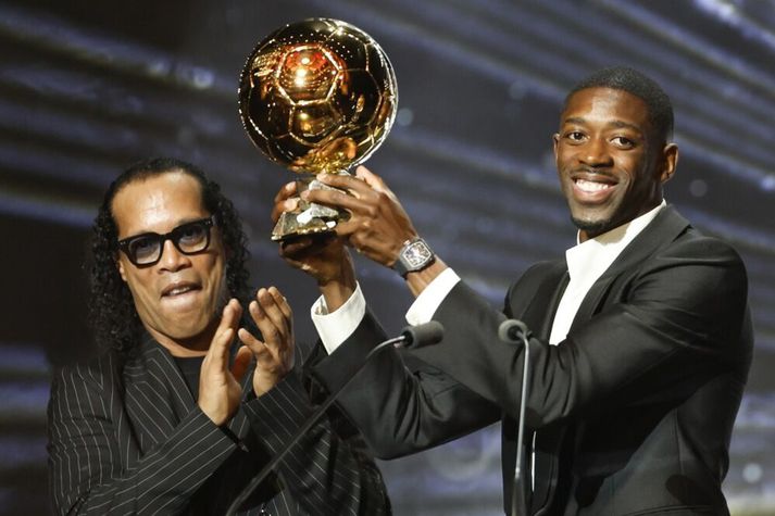 Ronaldinho, sem hlaut Gullboltann árið 2005, afhenti Ousmane Dembélé verðlaunin í fyrra.