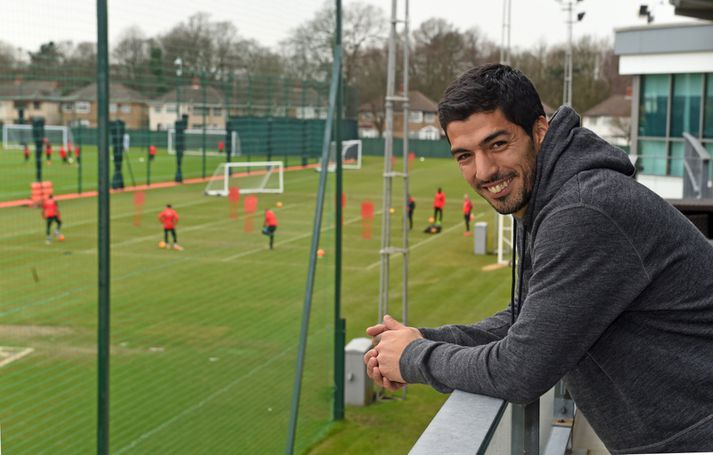 Luis Suarez í heimsókn sinni á Melwood í gær.