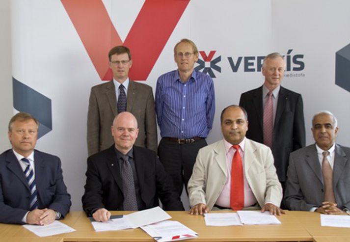 Fremri röð frá vinstri: Benedikt Höskuldsson, utanríkisráðuneytinu. Sveinn Ingi Ólafsson, framkvæmdastjóri Verkís. Dali Dua, Om Energy Generation, Indland. S. Swaminathan, sendiherra Indlands á Íslandi. Aftari röð frá vinsti: Helgi Þór Helgason, Kristján Már Sigurjónsson og Gunnar Ingi Gunnarsson frá Verkís.